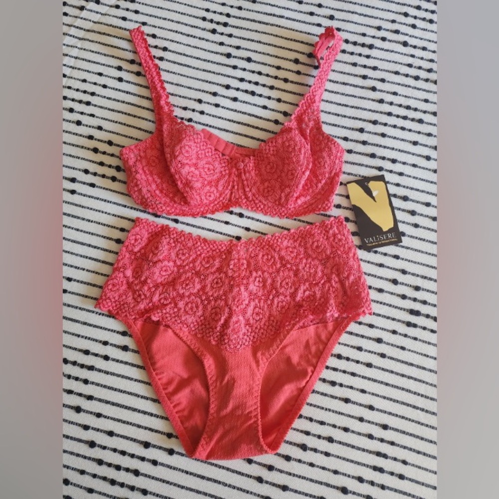VALISERE Padded Lace Bra & Hipster Panty